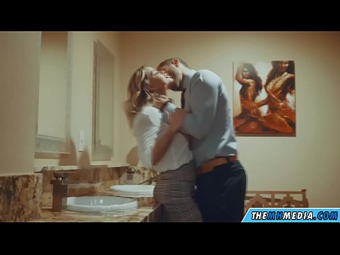 ❤️ כשבלונדינית חזה מפתה אותך בשירותים ציבוריים ️❌ פורנו אצלנו ❤
